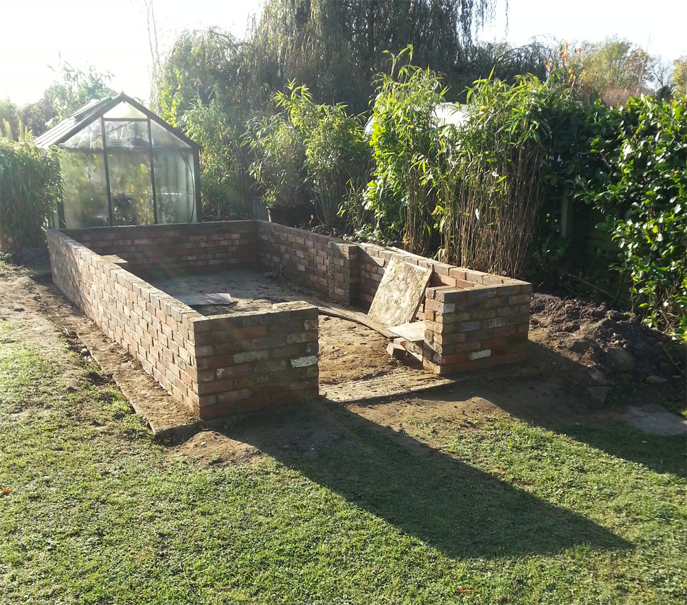 Dwarf wall brick base - The Greenhouse People